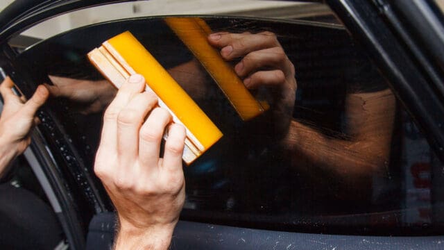 Master,Installs,A,Tint,Film,For,The,Car,Glass,With